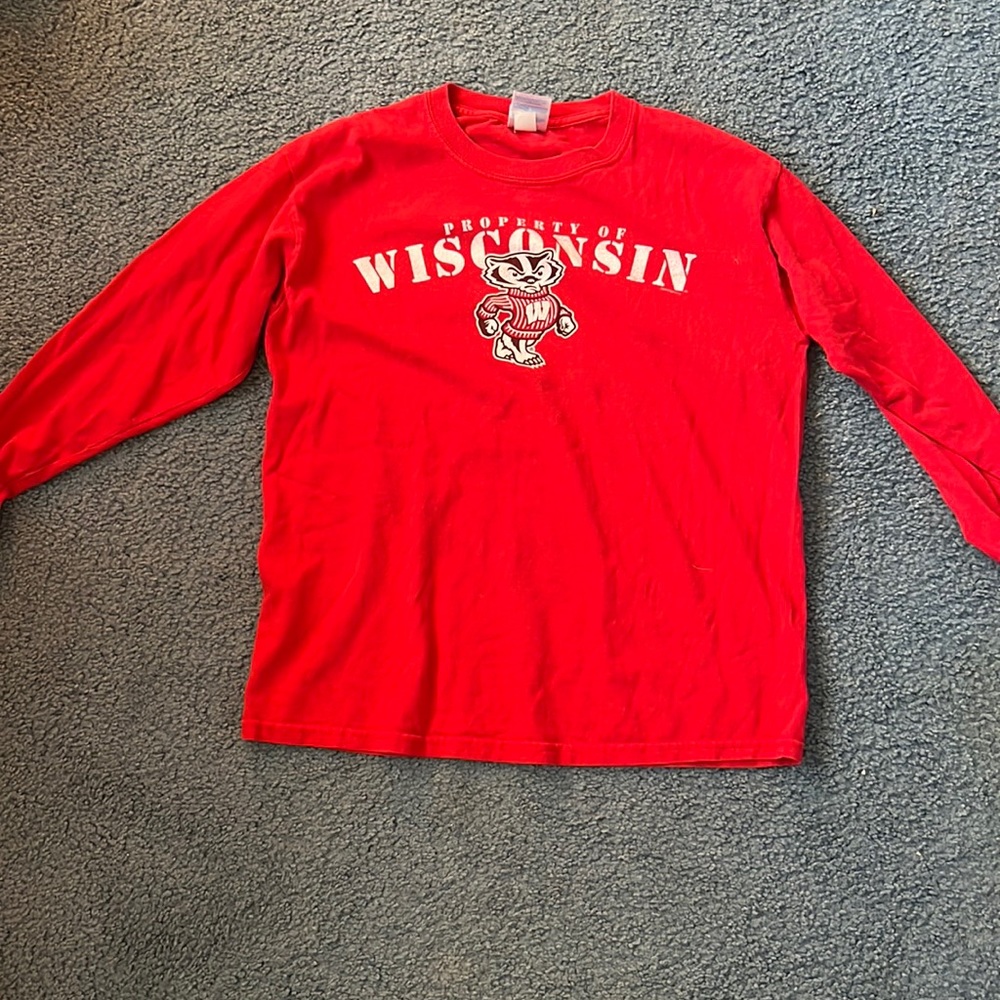 Gildan youth large Wisconsin badger shirt